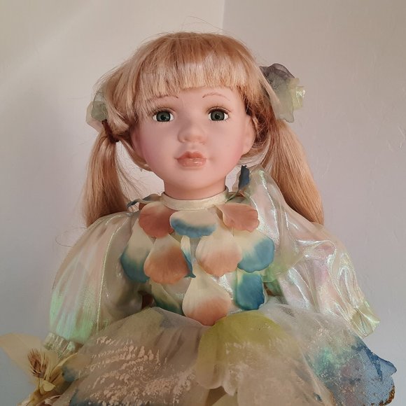 Porcelain lifelike baby doll in sitting position, displace, good condition. - Picture 6 of 6